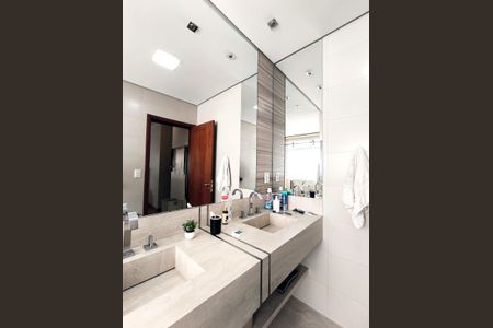 Casa de condomínio à venda com 249m², 3 quartos e 4 vagasBanheiro da Suíte