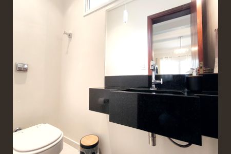 Casa de condomínio à venda com 249m², 3 quartos e 4 vagasLavabo