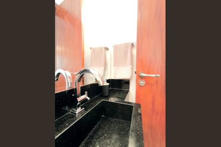 Casa de condomínio à venda com 249m², 3 quartos e 4 vagasLavabo