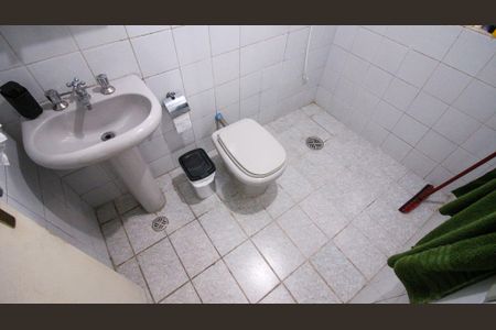 Casa à venda com 80m², 4 quartos e 2 vagas Casa à venda com 80m², 4 quartos e 2 vagasBanheiro 1