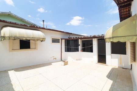 Casa à venda com 208m², 4 quartos e 2 vagas Casa à venda com 208m², 4 quartos e 2 vagasQuintal