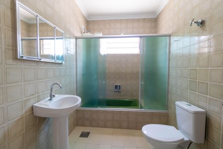 Casa à venda com 208m², 4 quartos e 2 vagas Casa à venda com 208m², 4 quartos e 2 vagasBanheiro 2