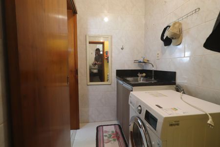 Casa para alugar com 242m², 4 quartos e 5 vagasÁrea de Serviço 