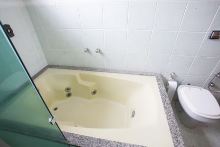 Casa para alugar com 444m², 4 quartos e 6 vagasBanheiro da Suíte 1