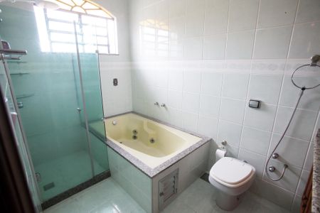 Casa para alugar com 444m², 4 quartos e 6 vagasBanheiro da Suíte 1