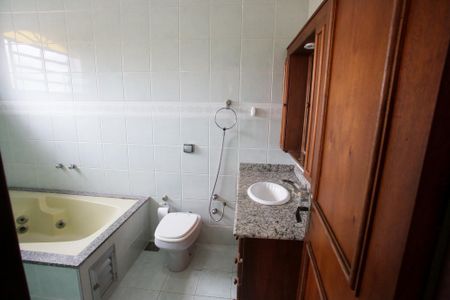 Casa para alugar com 444m², 4 quartos e 6 vagasBanheiro da Suíte 1