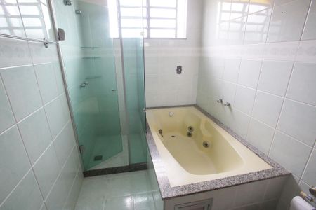 Casa para alugar com 444m², 4 quartos e 6 vagasBanheiro da Suíte 1