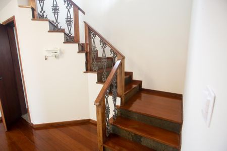 Casa para alugar com 444m², 4 quartos e 6 vagasEscada