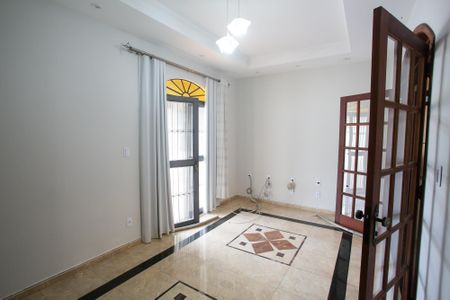 Casa para alugar com 444m², 4 quartos e 6 vagasSala de TV