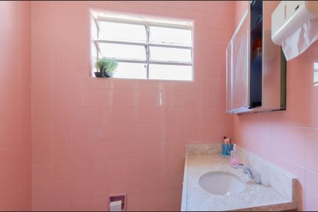 Casa à venda com 180m², 5 quartos e 2 vagasBanheiro 1