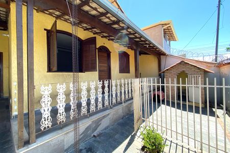 Casa à venda com 240m², 3 quartos e 6 vagas Casa à venda com 240m², 3 quartos e 6 vagasFachada interna