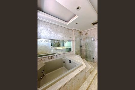 Apartamento para alugar com 400m², 4 quartos e 4 vagas Apartamento para alugar com 400m², 4 quartos e 4 vagasBanheiro da Suíte 1