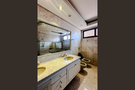 Apartamento para alugar com 400m², 4 quartos e 4 vagas Apartamento para alugar com 400m², 4 quartos e 4 vagasBanheiro da Suíte 1