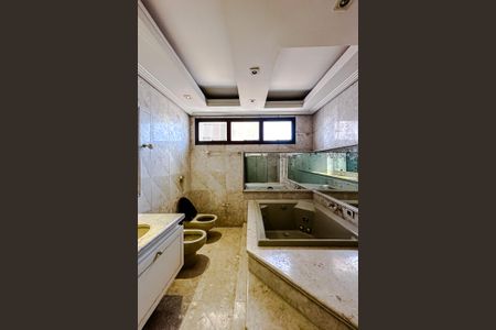 Apartamento para alugar com 400m², 4 quartos e 4 vagas Apartamento para alugar com 400m², 4 quartos e 4 vagasBanheiro da Suíte 1