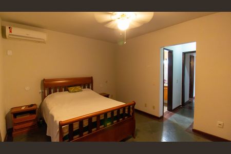 Casa à venda com 359m², 4 quartos e 2 vagasSuíte 1