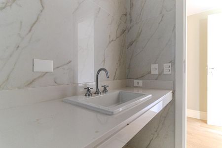 Apartamento à venda com 389m², 4 quartos e 6 vagas Apartamento à venda com 389m², 4 quartos e 6 vagasBanheiro da Suíte 2