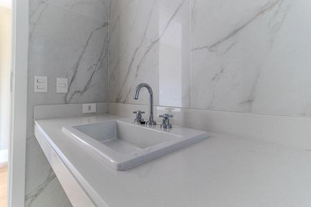 Apartamento à venda com 389m², 4 quartos e 6 vagas Apartamento à venda com 389m², 4 quartos e 6 vagasBanheiro da Suíte 1