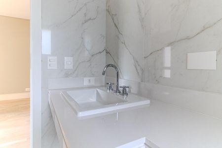 Apartamento à venda com 389m², 4 quartos e 6 vagas Apartamento à venda com 389m², 4 quartos e 6 vagasBanheiro da Suíte 4