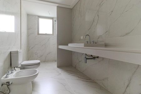 Apartamento à venda com 389m², 4 quartos e 6 vagas Apartamento à venda com 389m², 4 quartos e 6 vagasBanheiro 1 da Suíte 3