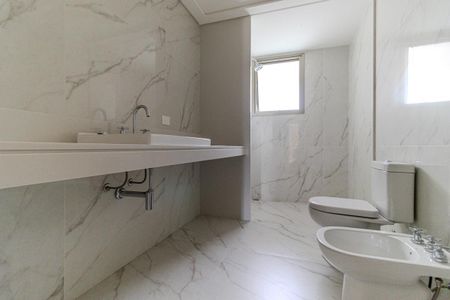 Apartamento à venda com 389m², 4 quartos e 6 vagas Apartamento à venda com 389m², 4 quartos e 6 vagasBanheiro 2 da Suíte 3