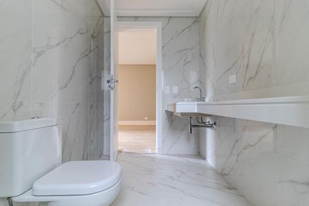 Apartamento à venda com 389m², 4 quartos e 6 vagas Apartamento à venda com 389m², 4 quartos e 6 vagasBanheiro da Suíte 4