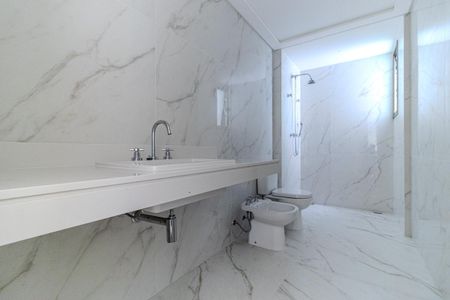 Apartamento à venda com 389m², 4 quartos e 6 vagas Apartamento à venda com 389m², 4 quartos e 6 vagasBanheiro da Suíte 1