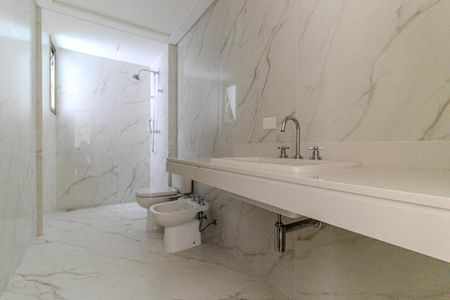 Apartamento à venda com 389m², 4 quartos e 6 vagas Apartamento à venda com 389m², 4 quartos e 6 vagasBanheiro da Suíte 2