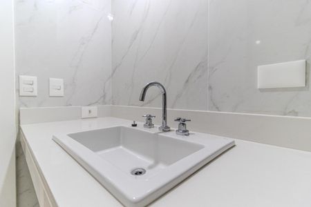 Apartamento à venda com 388m², 4 quartos e 6 vagasBanheiro da Suíte 2