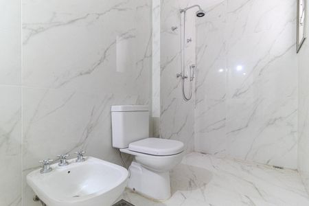 Apartamento à venda com 388m², 4 quartos e 6 vagasBanheiro da Suíte 2