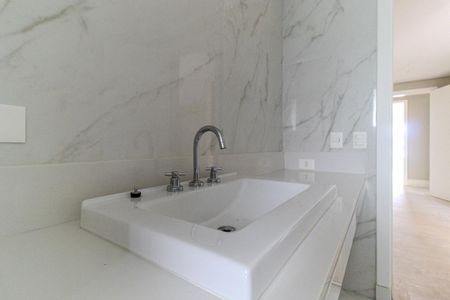 Apartamento à venda com 388m², 4 quartos e 6 vagasBanheiro 2 da Suíte 3