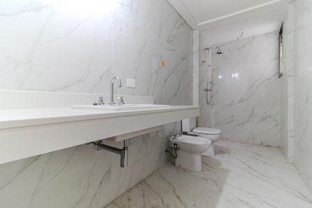 Apartamento à venda com 388m², 4 quartos e 6 vagasBanheiro da Suíte 2