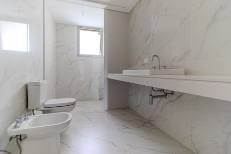 Apartamento à venda com 388m², 4 quartos e 6 vagasBanheiro 2 da Suíte 3