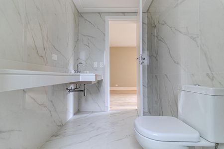 Apartamento à venda com 388m², 4 quartos e 6 vagasBanheiro da Suíte 4