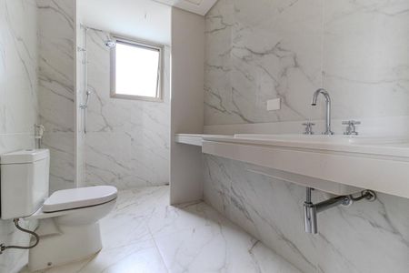 Apartamento à venda com 388m², 4 quartos e 6 vagasBanheiro da Suíte 4