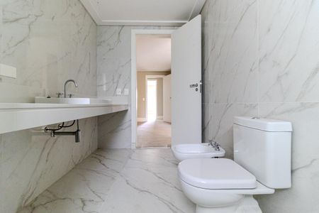 Apartamento à venda com 388m², 4 quartos e 6 vagasBanheiro 2 da Suíte 3