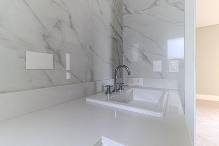 Apartamento à venda com 388m², 4 quartos e 6 vagasBanheiro da Suíte 4