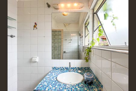 Casa à venda com 180m², 4 quartos e 2 vagasBanheiro 1