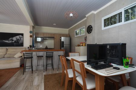 Casa para alugar com 290m², 4 quartos e 7 vagas Casa para alugar com 290m², 4 quartos e 7 vagasFundos edícula - Sala