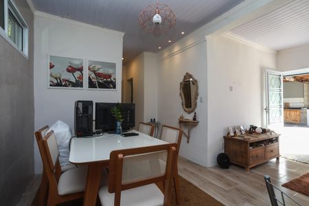 Casa para alugar com 290m², 4 quartos e 7 vagas Casa para alugar com 290m², 4 quartos e 7 vagasFundos edícula - Sala