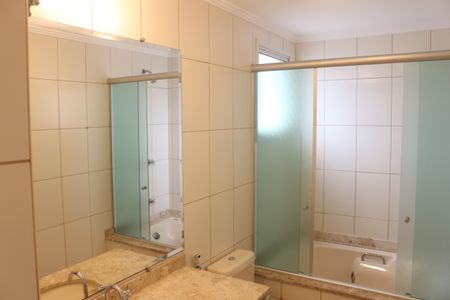 Apartamento à venda com 117m², 3 quartos e 2 vagasBanheiro da Suíte 1