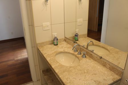 Apartamento à venda com 117m², 3 quartos e 2 vagasBanheiro da Suíte 1