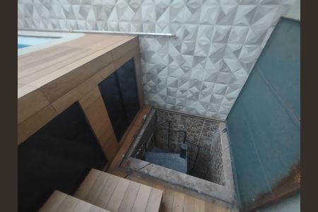 Casa para alugar com 358m², 5 quartos e 1 vagaEscada