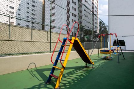 Apartamento à venda com 125m², 3 quartos e 2 vagas Apartamento à venda com 125m², 3 quartos e 2 vagasÁrea comum - Playground