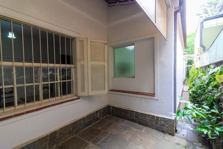 Casa à venda com 249m², 4 quartos e 6 vagas Casa à venda com 249m², 4 quartos e 6 vagasQuintal