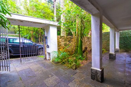 Casa à venda com 249m², 4 quartos e 6 vagas Casa à venda com 249m², 4 quartos e 6 vagasGaragem