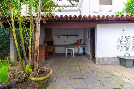 Casa à venda com 249m², 4 quartos e 6 vagas Casa à venda com 249m², 4 quartos e 6 vagasChurrasqueira