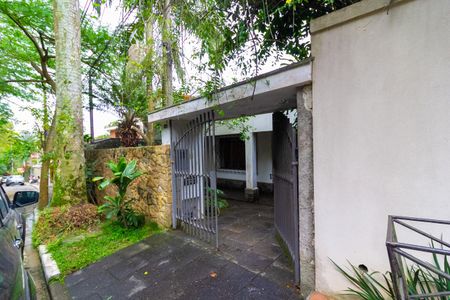 Casa à venda com 249m², 4 quartos e 6 vagas Casa à venda com 249m², 4 quartos e 6 vagasFachada