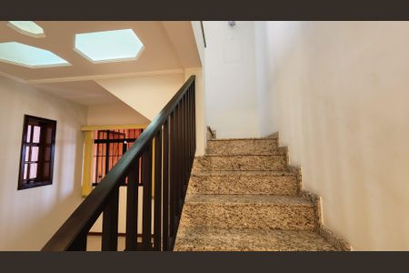 Casa à venda com 237m², 3 quartos e 6 vagasEscada