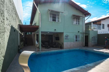Casa à venda com 300m², 4 quartos e sem vagaÁrea Externa