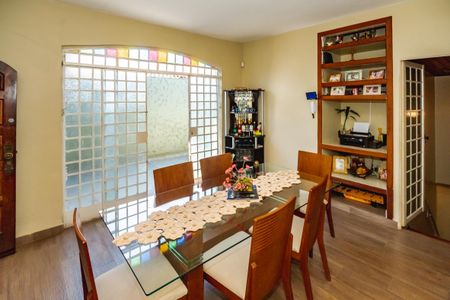 Casa à venda com 300m², 4 quartos e sem vagaSala